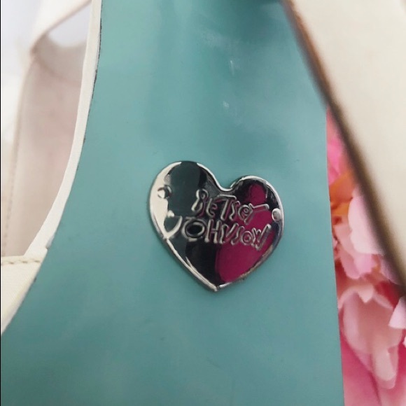 Betsey Johnson white bridal heels. - Picture 4 of 4